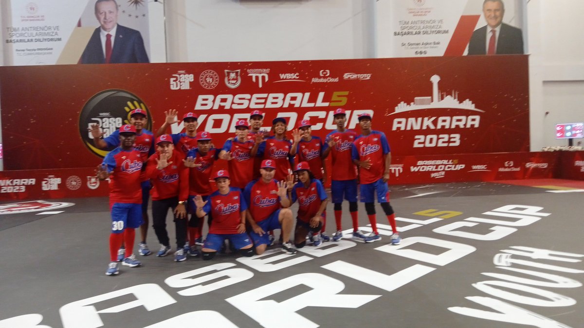 Baseball5 en Cuba no se detiene. Comenzó la fiesta.
⚾En la jornada matutina de este lunes el equipo Cuba, en jornada de entrenamiento, reconoció las canchas de juego de la primera Copa Mundial Juvenil de <a href="/Baseball5/">🖐 Baseball5</a>  de la <a href="/WBSC/">WBSC ⚾🥎</a>  Ankara 2023.