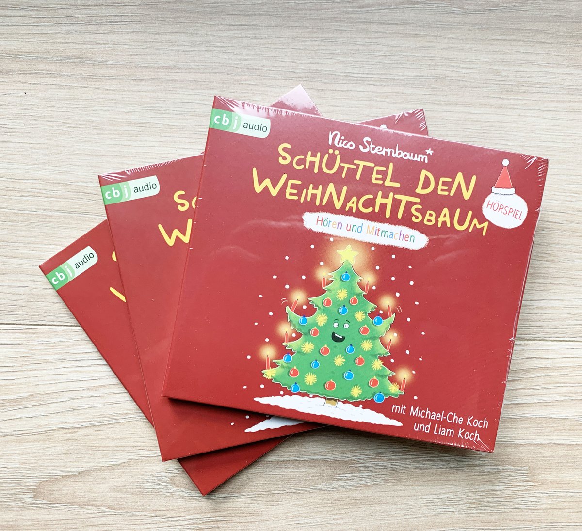 Hatte ich ganz vergessen zu erwähnen, parallel zu meinem neuen Mitmachbuch "Schüttel den Weihnachtsbaum" ist auch die Mitmach-Hörspielvariante meines neuen Buchs auf CD und als Download erschienen - eine tolle Ergänzung zum Buch, mit neuen Mitmachmöglichkeiten 😊🎄