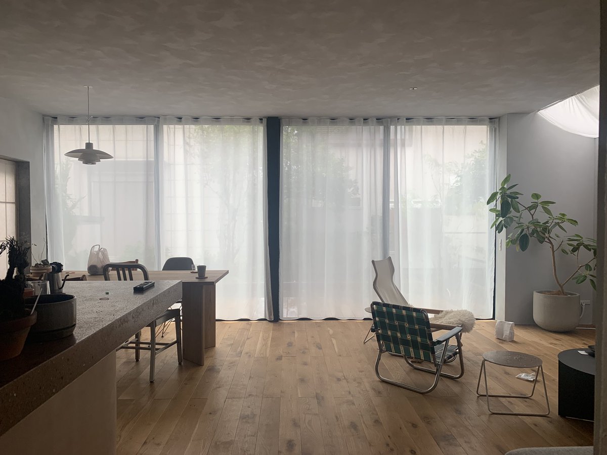 住まいが好き。

『sun archi』の矢島輝さんの自邸を見せてもらった。

土壁の玄関。
和紙壁の廊下。
研ぎ出しのキッチン。

そして、光に満ちたリビング。

大胆さと丁寧さが絶妙に調和しているため、まるで音楽を聴いているような心地よさを感じた。

生活に美が結びついたデザイン。
＃建築家自邸