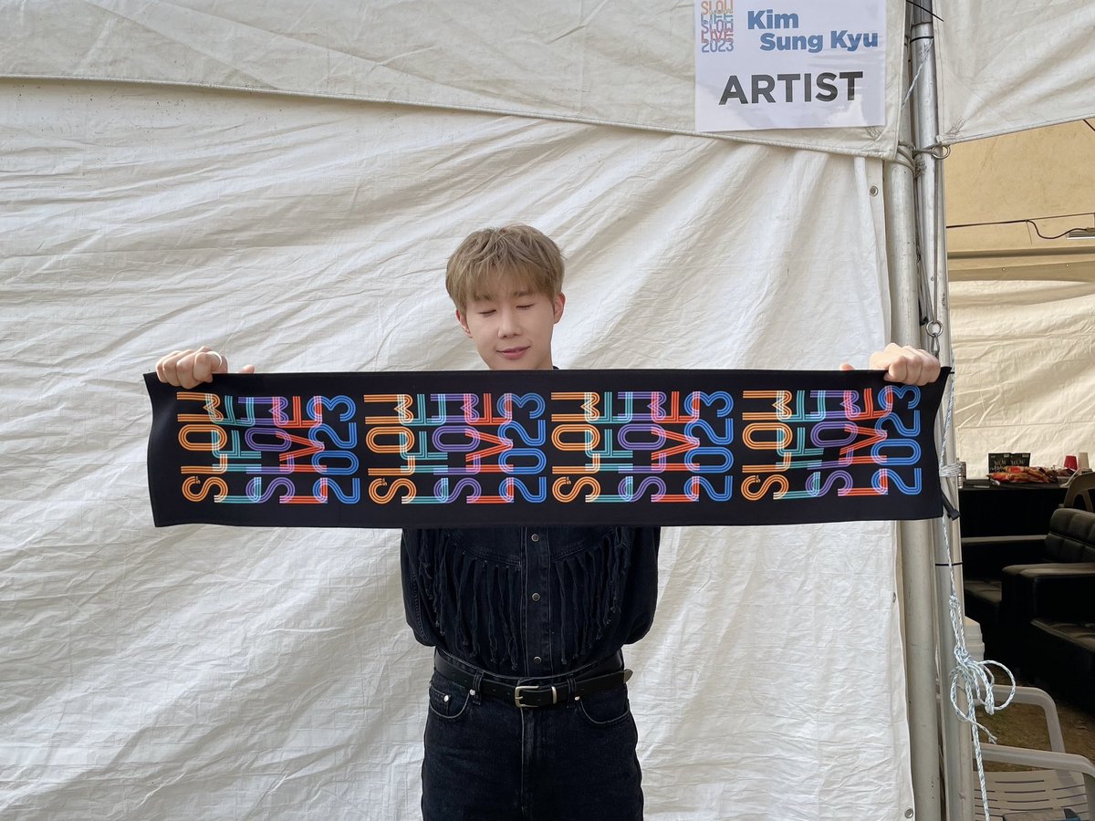 [📸] SLOW LIFE SLOW LIVE 2023 종료!
　
아기 락스타가 슬라슬라에 오셔따!! 😎
멋있고 귀여운 락스타 성규와 함께한 가을 저녁
날씨도 성규도 갓벽 그 자체였다 ✨
　
#KimSungKyu #김성규
#SLOWLIFESLOWLIVE2023 #슬라슬라2023