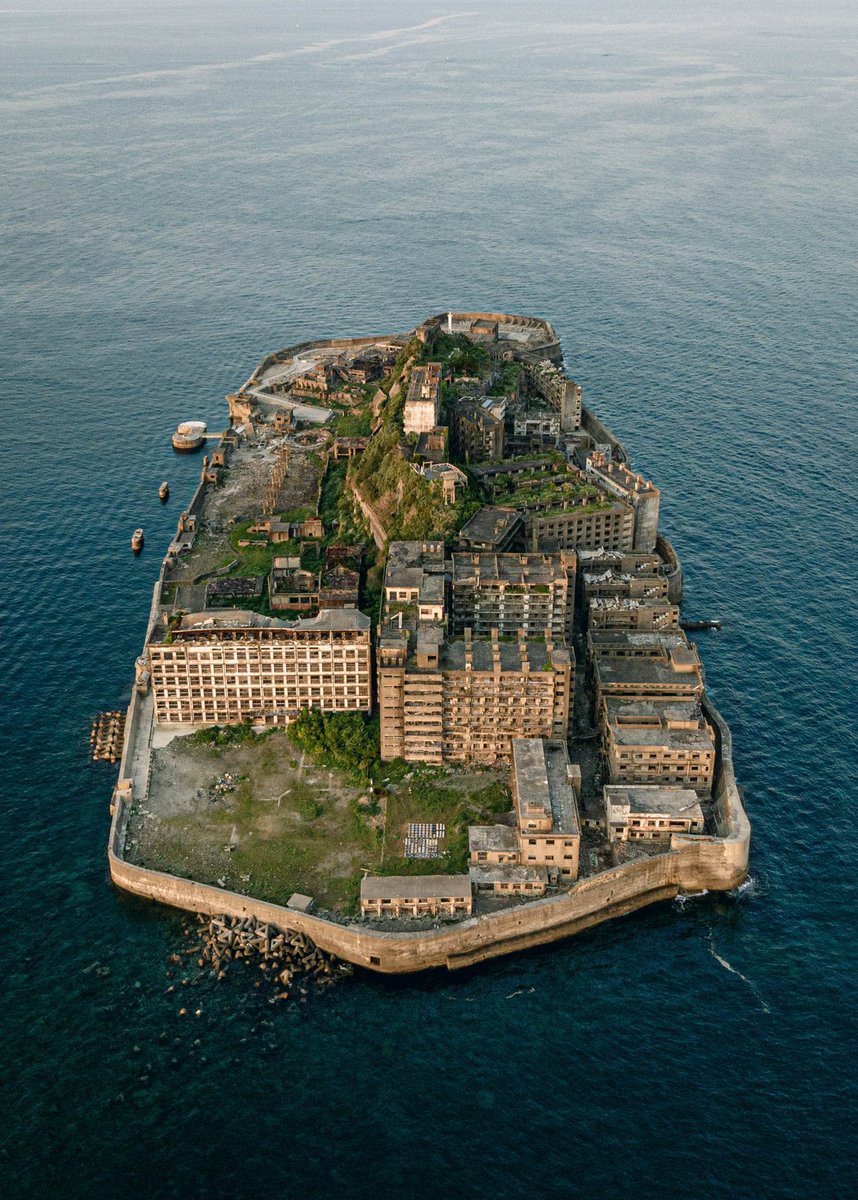 空から見た軍艦島。炭鉱に従事する人やその家族がこの地に最盛期は約5000人も住み、世界最大の人口密集率を誇っていた。