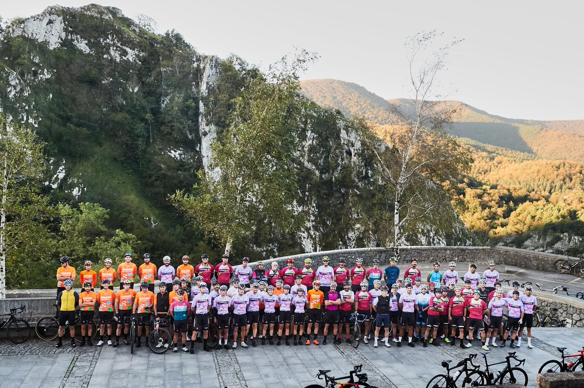 LABORALkutxa's tweet photo. LABORAL Kutxan egunero saiatzen gara barruan dugun onena ematen eta modu kooperatiboan egiten.

Larunbatean lana ulertzeko modu hau gehien gustatzen zaigun kiroletako batera eraman genuen.🚴‍♀️ Txirrindularitzara, hain zuzene ere, eta lagun ezin hobeekin batera egin genuen.

#LKTeam https://t.co/gHsqXNUfbS