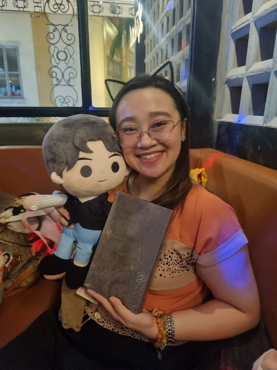 chiararosedmd's tweet photo. Suchwita with arMYGdala 🍻💜
Oct. 08, 2023

Definitely had fun with fellow ARMY 😊 I even got lucky &amp; was able to win a sealed D-Day album 🥰

#suchwita #BFM #BTS #BTSARMY #Yoongi #SUGA #arMYGdala 
@BorahaeFromMNL https://t.co/r6XYJf9Fwo