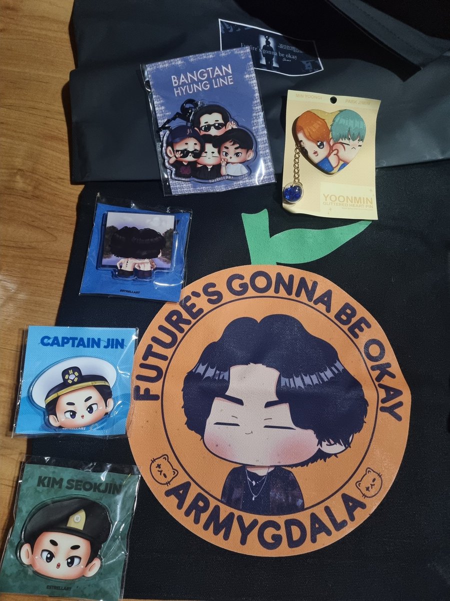 chiararosedmd's tweet photo. Got lots of freebies (the @estreIIart
merch on the upper left area of the pics were "pasabuys" and the bag is exclusive for  #arMYGdala members)

*TYSM to the core team &amp; other army chingus who gave out freebies as well 🥰
#suchwita #BFM #BTS #BTSARMY #Yoongi #SUGA https://t.co/TGmPIFkZCZ