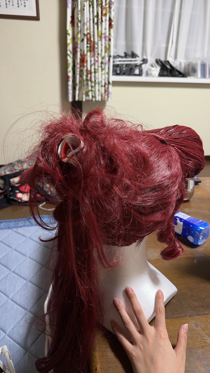 o_oHANAPIKU's tweet photo. 私ね！初めてのウィッグ作りだったんだよ！🥹
なるべくアニメーションに近付けて我ながら頑張ったと思う😭🫶🏻
9時にインして21時まで全然崩れなかった✨
ポニテの太さ出すためにトイレットペーパーの芯入れてます笑（写真は仮でハガキが入ってるw） https://t.co/YYIBMk28CP