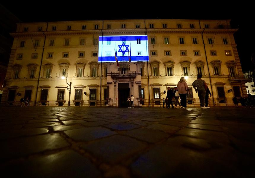 Uni91070952's tweet photo. "Chi ti credi di essere? Non sei stata eletta e non hai l'autorità per determinare la politica estera dell'UE che è stabilita da Consiglio UE. L’Europa non “sta dalla parte di Israele”. Siamo per la pace. Non parli per noi. Se non hai niente di costruttivo da dire, e chiaramente non lo hai, stai zitta."

L'eurodeputata irlandese Clare Daly ha così risposto alla Diva Ursula la quale ha espresso qui su X il sostegno dell'Unione Europea ad Israele

Ritengo che le medesime parole possano anzi, debbano essere rivolte al nostro Presidente del Consiglio Giorgia Meloni la quale ha schierato, in una telefonata con il Premier israeliano Netanyahu, l'Italia al fianco di Israele.

Le guerre fanno tutte schifo, la tirannia di un popolo su un altro anche.

E sulla facciata di Palazzo chigi o ci mettiamo tutte le bandiere dei popoli oppressi o non ne mettiamo nessuna e ci adoperiamo attivamente per ricercare la pace... questa sconosciuta