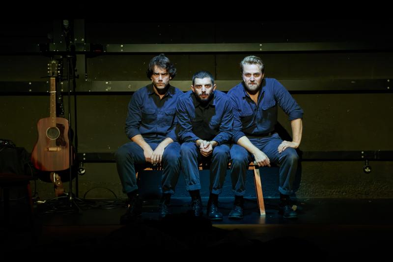 theartsdesk's tweet image. ★★★★ #OTHELLO @RiversideLondon - A compelling character gets re-invented in #SinéadRushe's fascinating production, says @garynaylor999, as three Iagos pitch #Shakespeare's villain into the 21st century theartsdesk.com/theatre/othell…