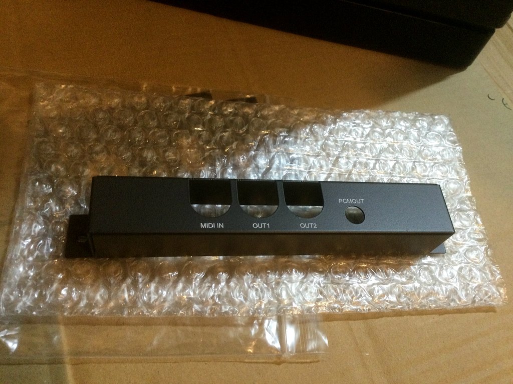 reddrag64988892's tweet photo. 昨日のMI68Kで購入した KAPPY.さん謹製のバックパネル(POLYPHON用)を愛機XVIに取り付けました。
ポリオフォン動作テストも問題無し。
うん、やっぱり、スロットはきちっと閉まっていた方が気持ち良いな~。(普段、見ることは無いけどネ)
#MI68K #POLYPHON https://t.co/9x7pHAmDbz