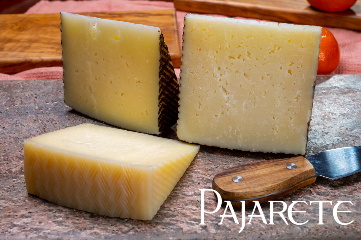 👀 Si aún no has probado ninguno de 𝗻𝘂𝗲𝘀𝘁𝗿𝗼𝘀 𝗤𝘂𝗲𝘀𝗼𝘀, te animamos a que aproveches sus múltiples beneficios. El Queso es buena fuente de proteína, contiene minerales y vitaminas, como calcio, zinc, fósforo, vitamina A y vitamina B12.