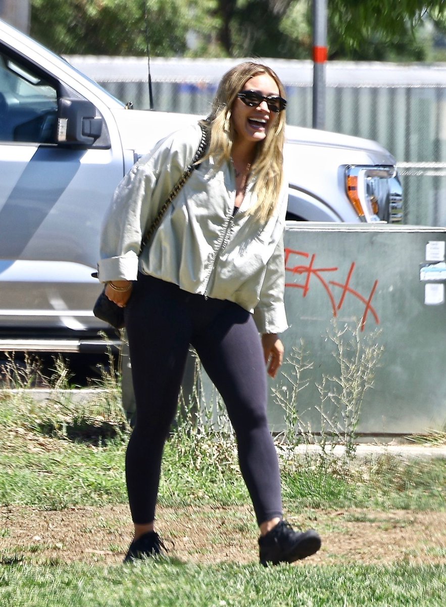 HilaryUpdateSK's tweet photo. Hilary Duff at a Park in Sherman Oaks https://t.co/vyeEzYBVtn