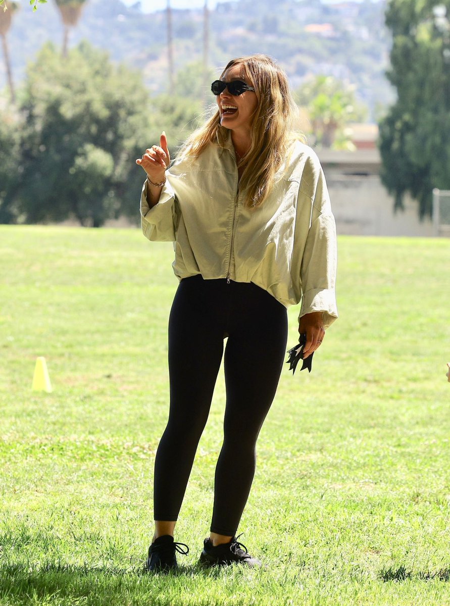 HilaryUpdateSK's tweet photo. Hilary Duff at a Park in Sherman Oaks https://t.co/vyeEzYBVtn
