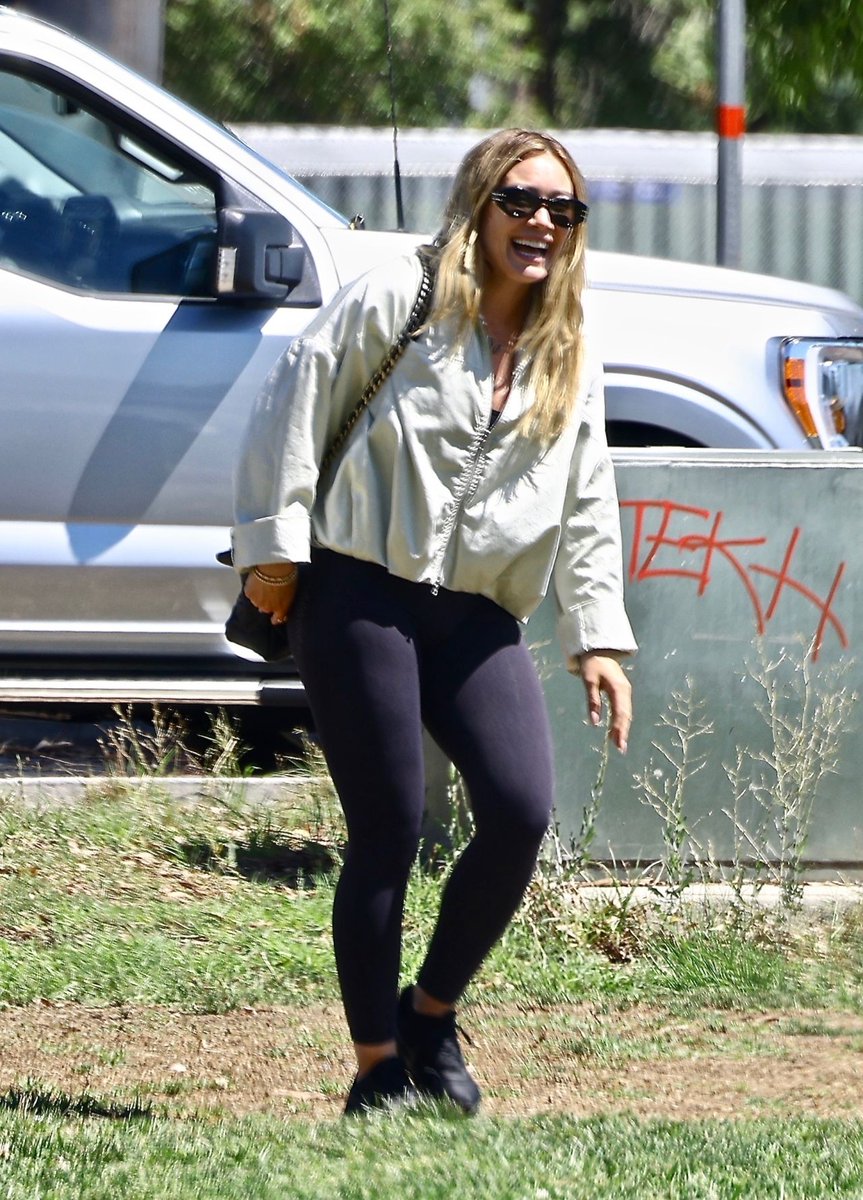 HilaryUpdateSK's tweet photo. Hilary Duff at a Park in Sherman Oaks https://t.co/vyeEzYBVtn