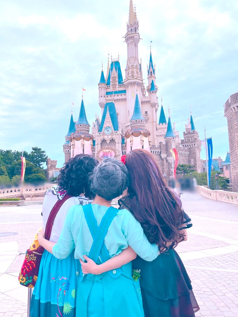 Alice_umino's tweet photo. お気に入りの背中シリーズ.:＊・゜
3つ子と黄家と青家で

 #Dハロ仮装2023 
 #ミラベルと魔法だらけの家
 #Encanto https://t.co/7jDpflaSlW