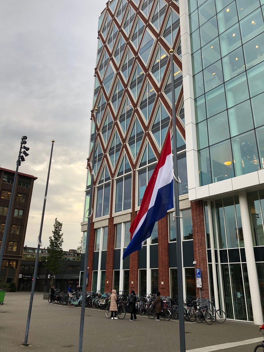 Dagelijks hangen veelkleurige vlaggen voor het Huis van de Stad. Vandaag niet. Onze Nederlandse vlag hangt halfstok in verbondenheid met de slachtoffers in Israël en Gaza, alsmede met hen die getroffen zijn door de aardbevingen in Afghanistan.
