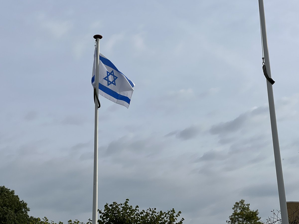 Ook in <a href="/gemeentehia/">Hendrik-Ido-Ambacht</a> hangt de Israëlische vlag als steunbetuiging voor Israel. 

#WeStandWithIsrael #Israel_under_attack #IsraelAtWar