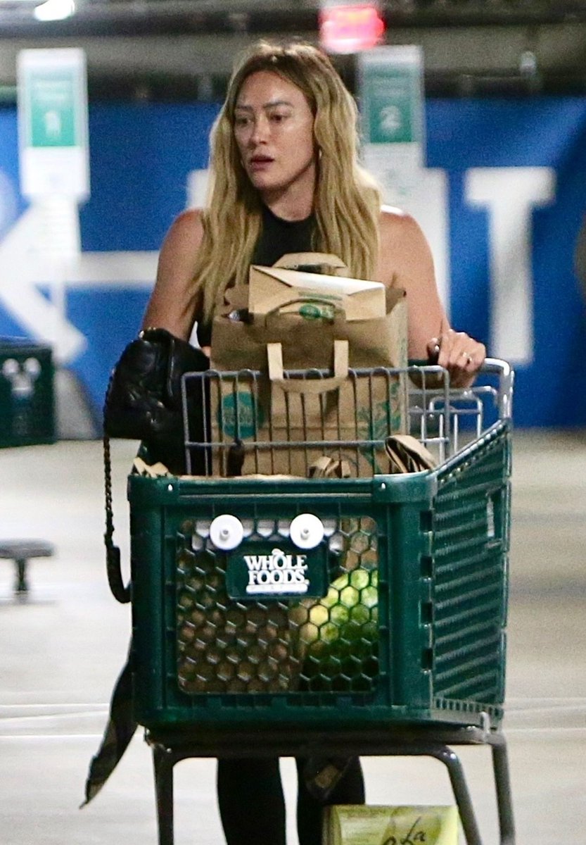 HilaryUpdateSK's tweet photo. Hilary Duff Grocery Shopping at Whole Foods in Sherman Oaks https://t.co/IAuZmlnFWr