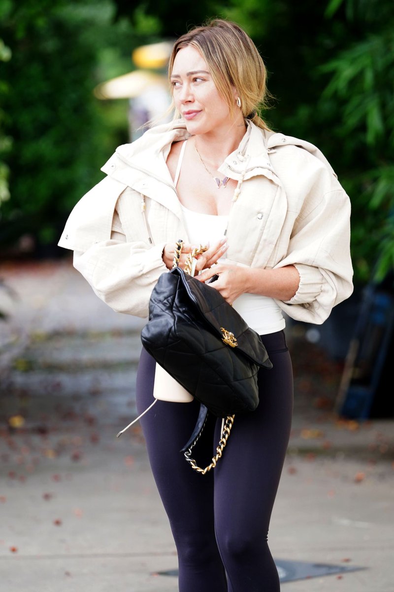 HilaryUpdateSK's tweet photo. Hilary Duff Heads to a Workout in Studio City https://t.co/f3aG5qja6m
