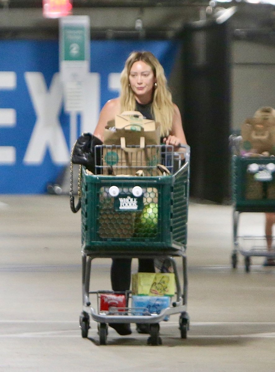HilaryUpdateSK's tweet photo. Hilary Duff Grocery Shopping at Whole Foods in Sherman Oaks https://t.co/IAuZmlnFWr