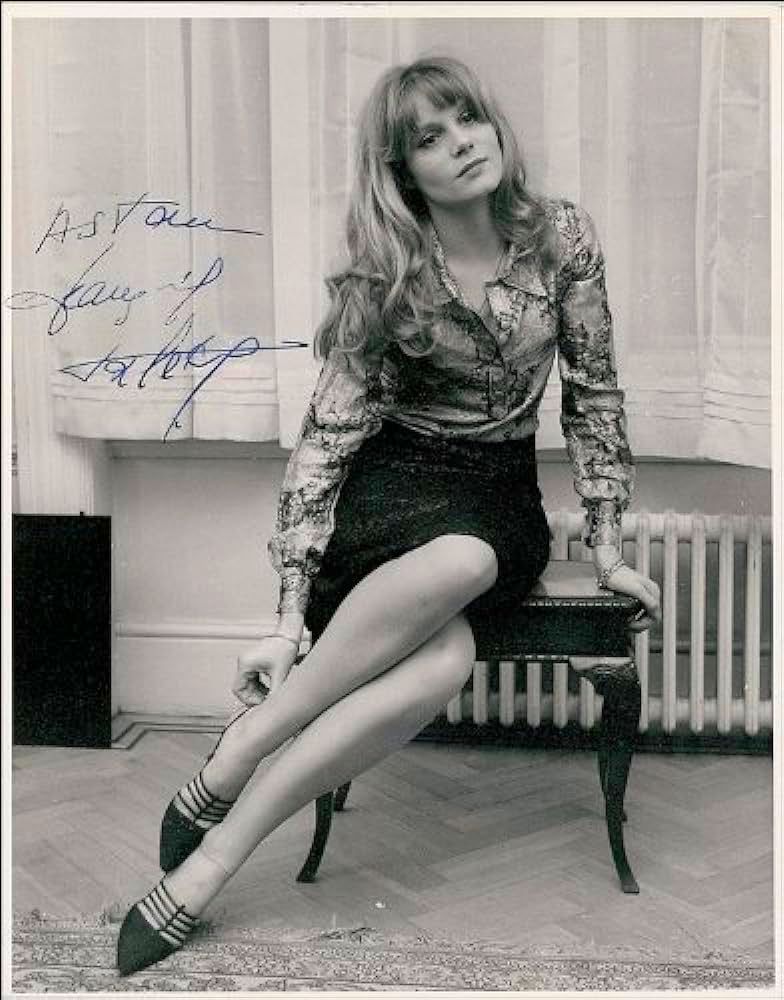 BalcerekJozef's tweet photo. #FrançoiseDorléac starsza siostra Catherine Deneueve. Śpieszyła się na lotnisko, za szybko jechała, wypadła z drogi, auto się zapaliło. Próbowała się wydostać. Spłonęła żywcem. Miała 25 lat.
#Zwolnij https://t.co/h22BkpCLaB