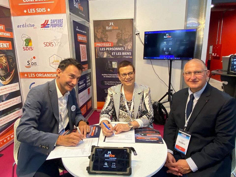 batifire's tweet photo. 🤝 Des signatures qui marquent ! 📝🎉
2 nouveaux SDIS parmi nos utilisateurs. Bienvenue au @sdis25 et @sdis47 et merci pour votre confiance en @batifire 🔥
#BatiFire #SDIS #SécuritéIncendie #Protection #InterventionRapide #CongrèsSP https://t.co/GjD6pw4T9e