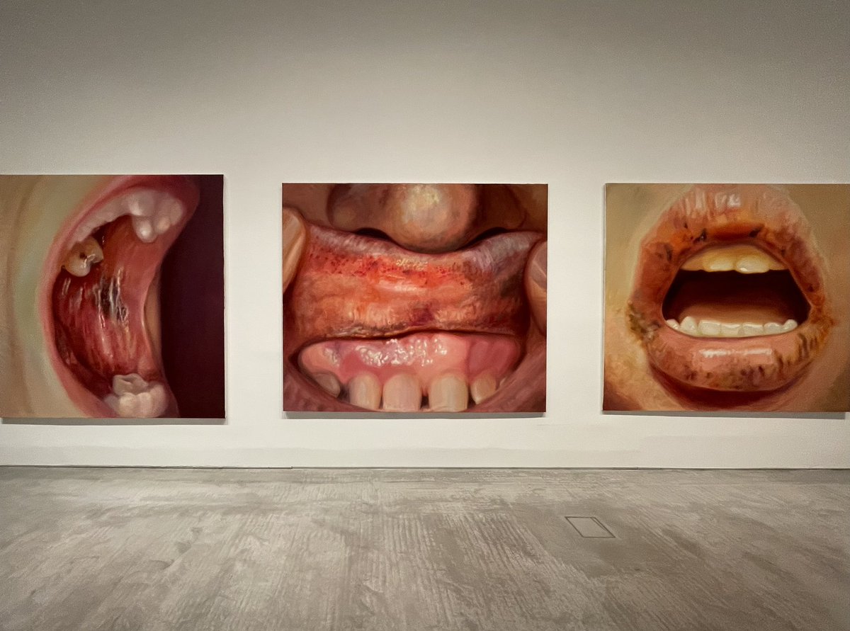 PanuBoonP's tweet photo. Two-dimensional Realities (1989-1990) ของ Victoria Gil ศิลปินหญิงสัญชาติสเปน ในพิพิธภัณฑ์ Reina Sofía ที่กรุงมาดริด ประเทศสเปน

เธอเป็นที่รู้จักจากผลงานจิตรกรรมที่หยิบฉวยภาพจากสื่อสารมวลชนและวัฒนธรรมป๊อป เพื่อใช้ในการเสียดสีวิพากษ์วิจารณ์และยั่วเย้าสังคมด้วยอารมณ์ขันอันเจ็บแสบ https://t.co/OteLYNy4DC