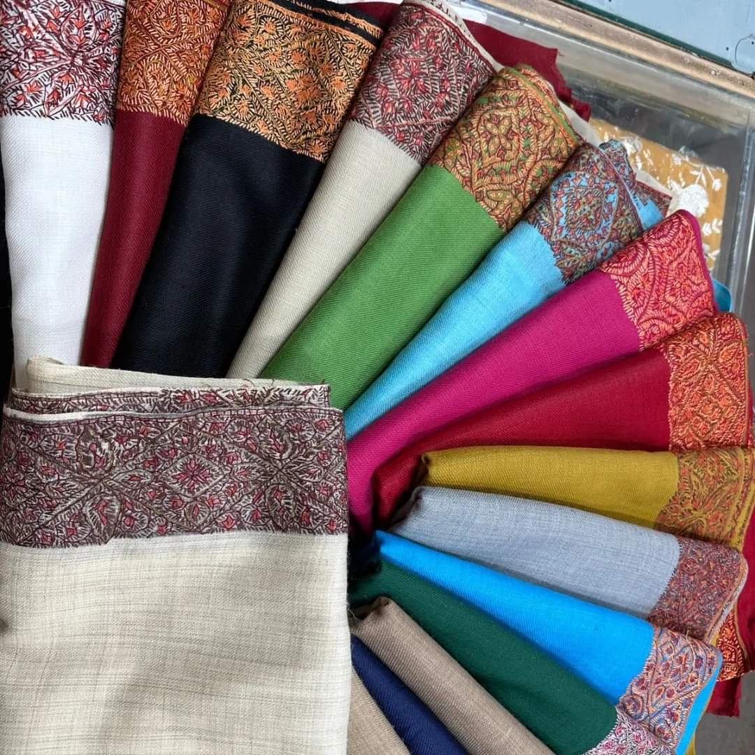 SirinagarCrafts's tweet photo. Cashmere shawls with four-sided hand embroidered border are in stock.
DM or Whatsapp at 00923455937403 to book your order now
#cahmere #HandmadeInKashmir #kalandor https://t.co/A4cdkPDtEQ
