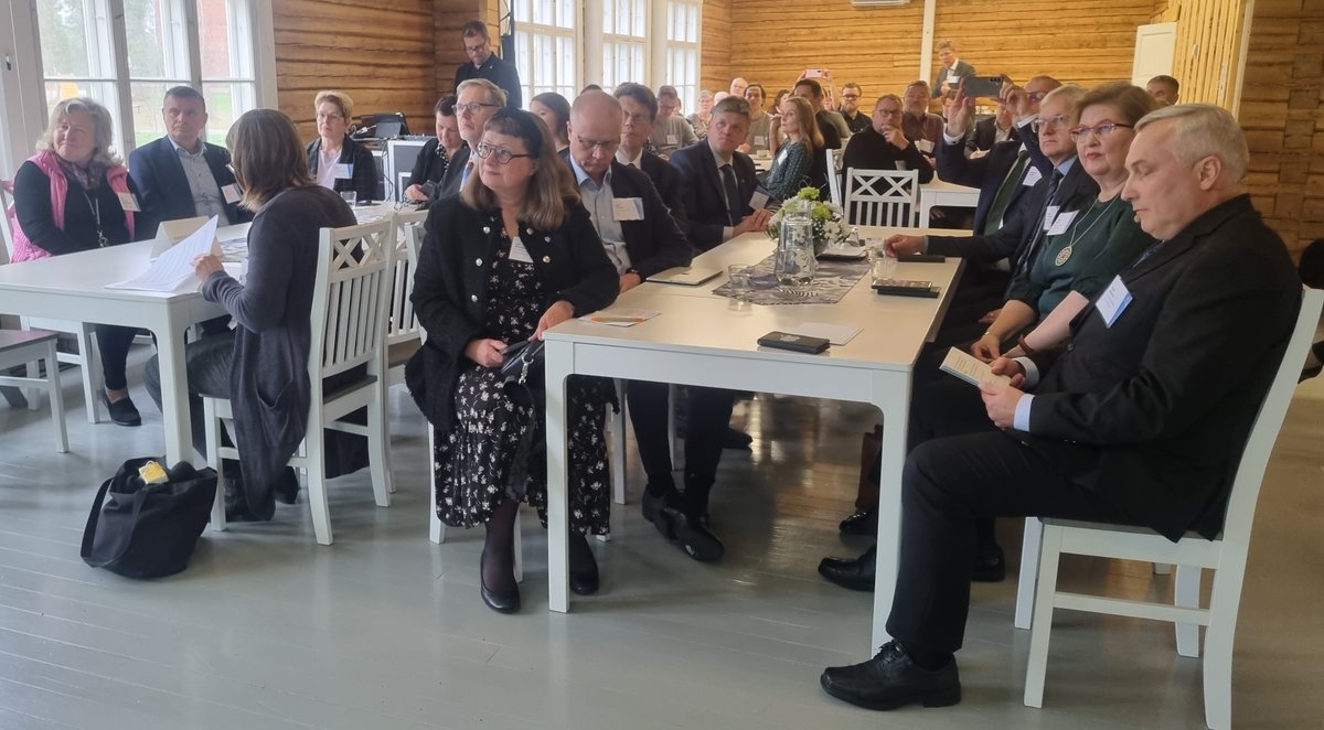 Tänään juhlistettiin <a href="/vaylafi/">Väylävirasto</a> vt4 Simon hanketta, joka nostaa TEN-T-ydinverkkoon kuuluvan nelostien palvelutasoa Oulu-Kemi välillä. Liittymien parantaminen on myös kohentanut liikenneturvallisuutta ja liikenteen sujuvuutta Simossa, sanoi pääjohtaja <a href="/KWihlman/">Kari Wihlman</a> avajaispuheessaan.