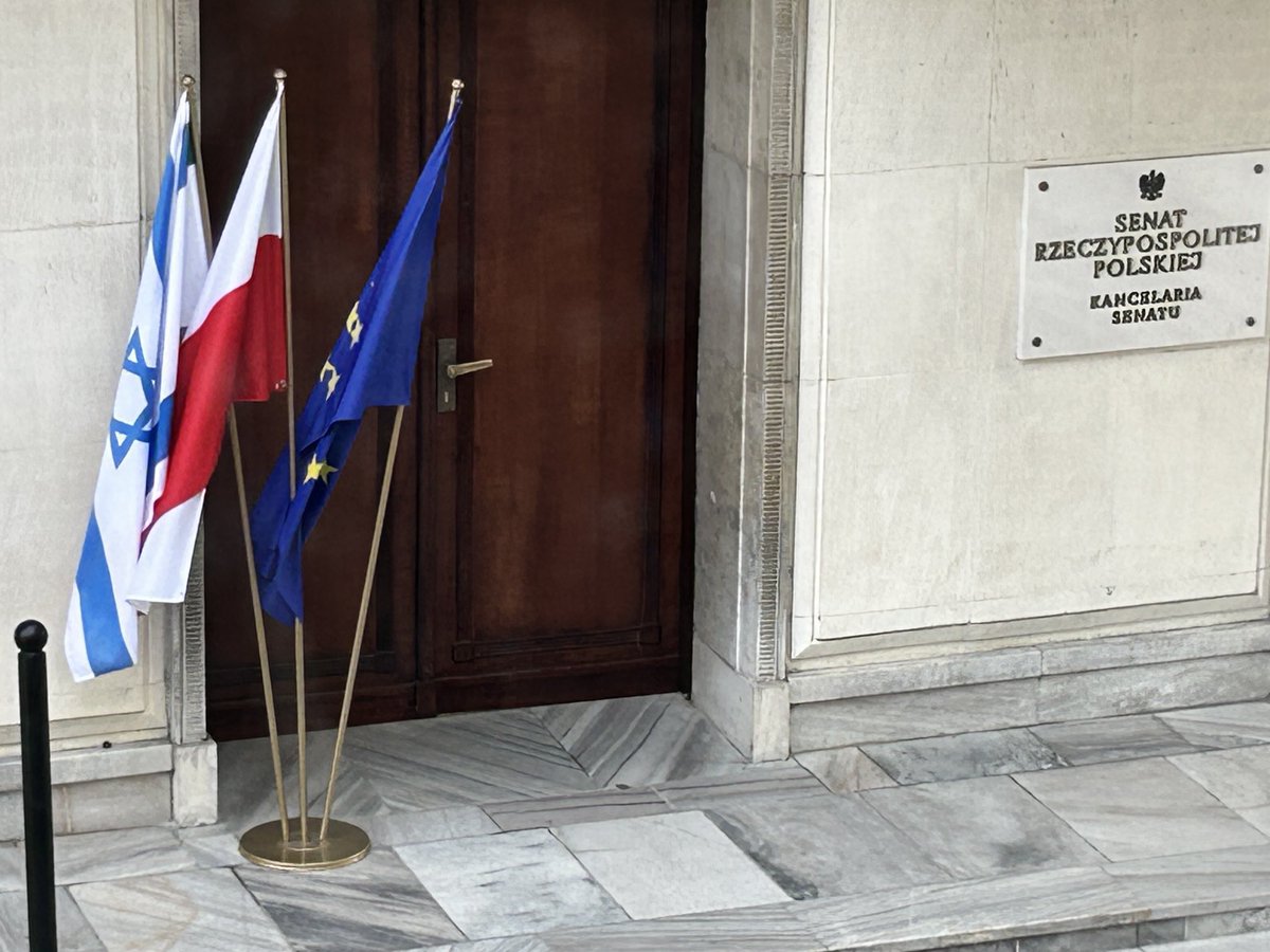 TudujKrzysztof's tweet photo. Flaga Izraela wystawiona przed główny wejściem do senatu. Brak słów. Może pomożecie skomentować? https://t.co/dEMbPKQmwU