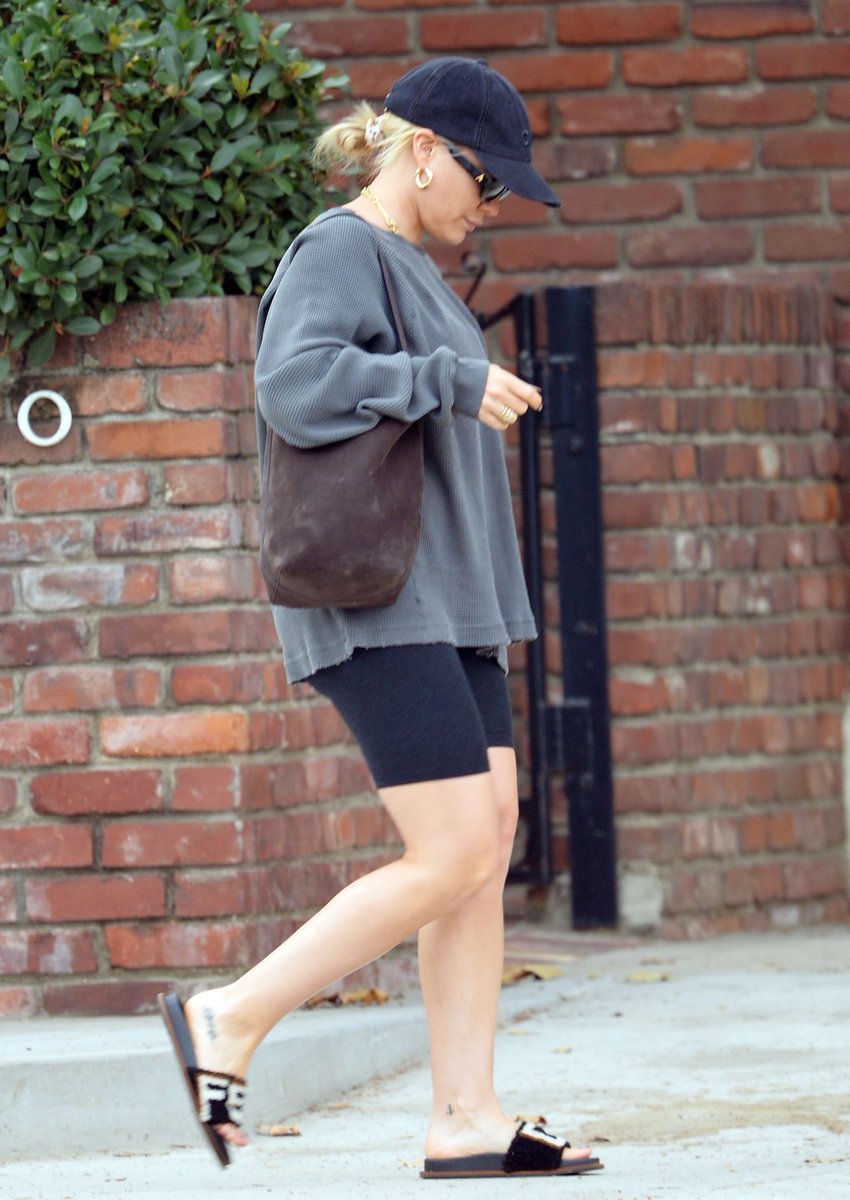 HilaryUpdateSK's tweet photo. Hilary Duff Shopping at Michaels Art Supply Store in Studio City https://t.co/XE86533mXn