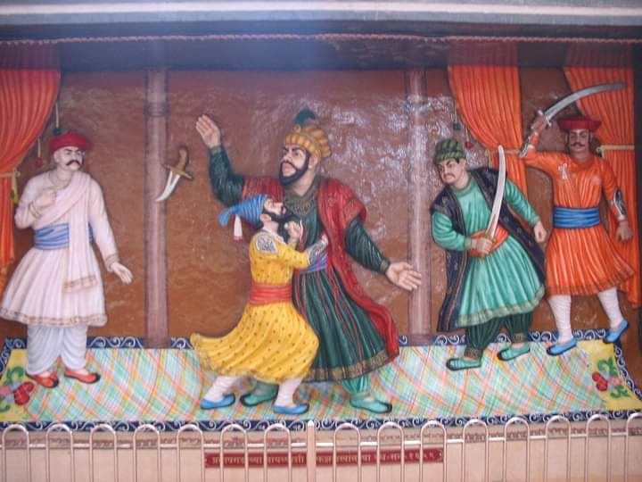 BhanuNand's tweet photo. 9 अक्टूबर जयंती विशेष...
बहुजन समाज (नाई समाज) में जन्मे पराक्रमी वीर योद्धा जीवाजी महाले ने बचाई थी शिवाजी महाराज की जान,,  आज उन्ही जीवाजी की जयंती है _______
 जब शिवाजी महाराज अफज खान से मिलने के लिये गये थे, तब कृष्ण भास्कर कुलकर्णी नाम के एक व्यक्ति ने शिवाजी महाराज पर जानलेवा हमला किया था
_____________
 तब नाई समाज के बहादुर योद्धा  #जिवाजी_महाले जी ने शिवाजी महाराज को उस  हमले से बचाया था 
_________________
 इसलिये शिवाजी महाराज के संदर्भ में यह कहावत प्रख्यात हुई कि, "था जिवा जी, इसलिये बचा शिवा" जी

आज 9 अक्टूबर को वीर जिवाजी महाले की जयंती है ऐसे महान पुरुष के चरणों में मेरा नमन एंव वंदन करता हूं जिसमें बहुजन नायक छत्रपति शिवाजी महाराज की जान बचाई थी
🙏🏻💐💐