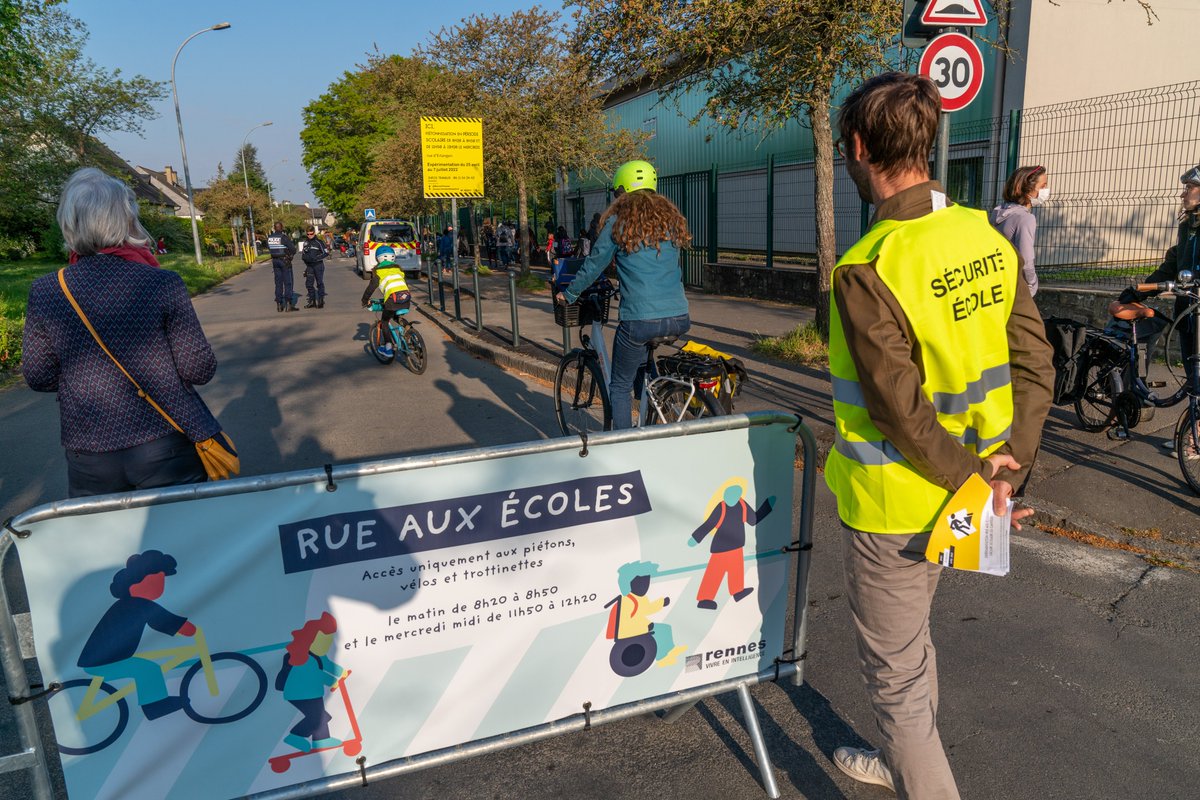 La Ville de #Rennes étend son dispositif "rue aux écoles". Elles sont désormais proposées à Albert-de-Mun &amp; Jules-Ferry. En fermant temporairement l'accès aux voitures, les rues à leur abord sont sécurisées &amp; favorisent les mobilités des enfants. 
presse.metropole.rennes.fr/accueil/docume…