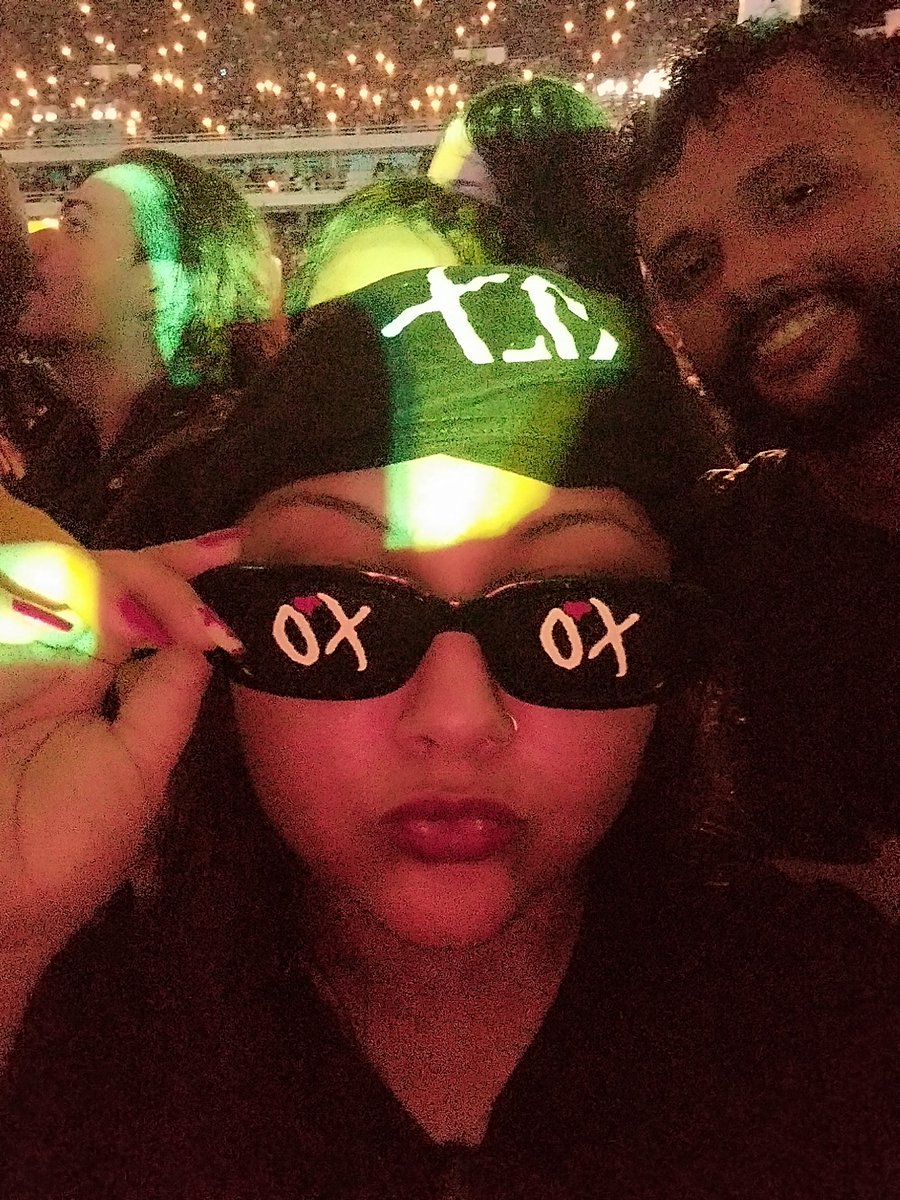 putz_larissa's tweet photo. Mto feliz por ter vivido isso tudo ao lado de vcs... desde os perrengues na fila até a corrida pela vida Kkkkkkk #theweeknd #xotwod #AfterHoursTilDawnTour  🖤🎈⭐ https://t.co/H3umAKYRUK