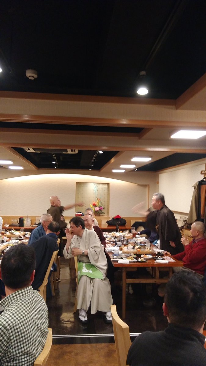 これも大好きないい写真なので再掲しときます。

数年前の新年会で、将来の国宝とビンゴの景品をジャンケンで取り合う師匠。