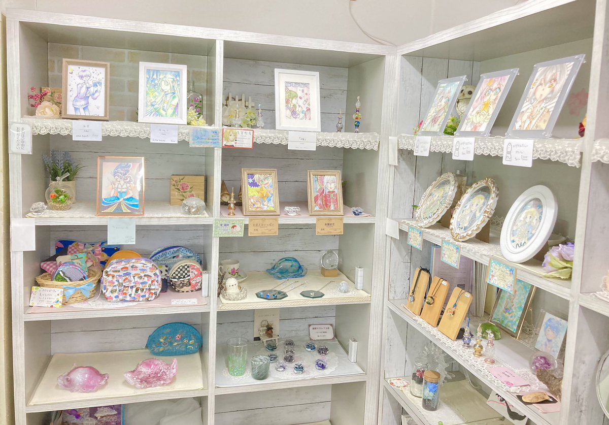 kamakuramona's tweet photo. 本日の営業は無事終了致しました☺️
ご来店くださったお客様、誠にありがとうございました。✨
次回の営業日は10月12日(木)となります。

開催中のキラキラ展の通販は以下のURLの公式サイトにて10月11日(水)19時〜対応を予定しております。🌟🙇‍♀️
↓
https://t.co/1CPza1gaEl

#絵描きさんとつながりたい https://t.co/2P2FFm51Rs