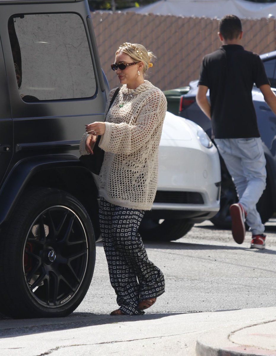 HilaryUpdateSK's tweet photo. Hilary Duff Shopping in Los Angeles https://t.co/HX5ahgRDAa