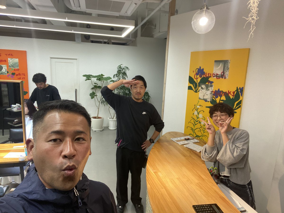 sankon4649's tweet photo. 昨日テレビを付けたら「キャプテン翼」がやっていて、ふと、自分もイカしたシュナイダー君ヘアーにしてもらおうと、急遽柏サニーズへ。
気付けば次藤君ヘアーになってので、せっかくだからスカイラブハリケーン2段発進がカマします！
あつし、いつもありがとうタイ！
#柏サニーズ #次藤君ヘアータイ https://t.co/xmCdfVQxiP