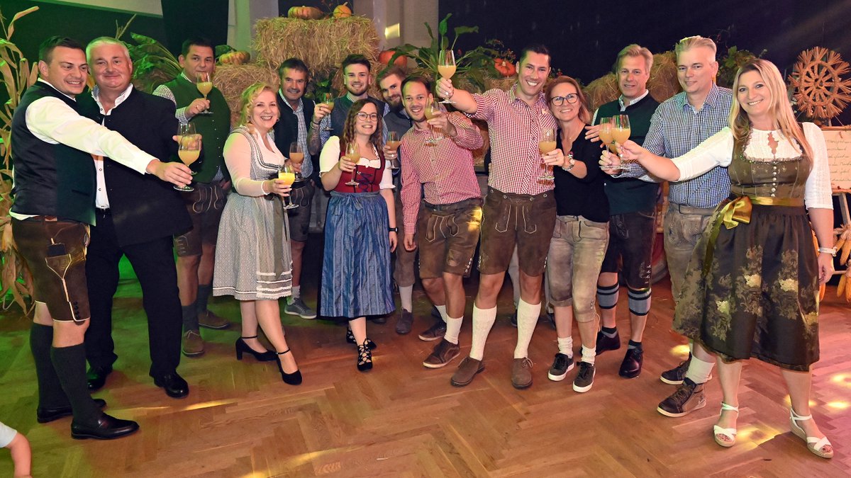 NachbarServus's tweet photo. Oberwaltersdorf: Stimmungsmusik und Gastrohighlights / Die Volkspartei feierte beim Sturmfest, das zum zweiten Mal in der Bettfedernfabrik stattfand.
#oberwaltersdorf #matousek #övp #volkspartei #sturm #sturmfest #feiern #party
https://t.co/kI19DwfCt2 https://t.co/IKPifQPc91