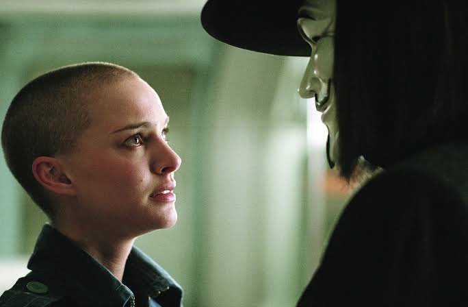 ‘Uzun zamandır güçlüymüş gibi göstermeye çalıştığım bu ruhsuz bedene biri sarılsa, saatlerce ağlayacağım.’

🎬 V For Vendetta