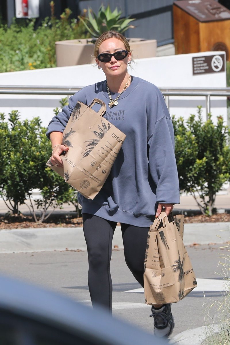 HilaryUpdateSK's tweet photo. Hilary Duff Shopping at Erewhon Market in Los Angeles https://t.co/F7yBFWj6nb