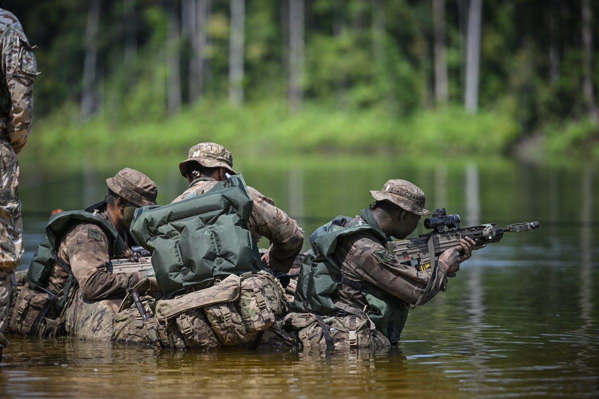 The_Black_Rats's tweet photo. 1 RGR, on behalf of 4 LBCT, have been hosting the inaugural 1 (UK) Div Jungle Patrol competition. 

13 teams competed in the demanding Ex SUNDA PATROL which included a 72-hour competition phase of river crossings, a close target recce, jungle patrols and a survival stand. https://t.co/rPsjWdFzBw