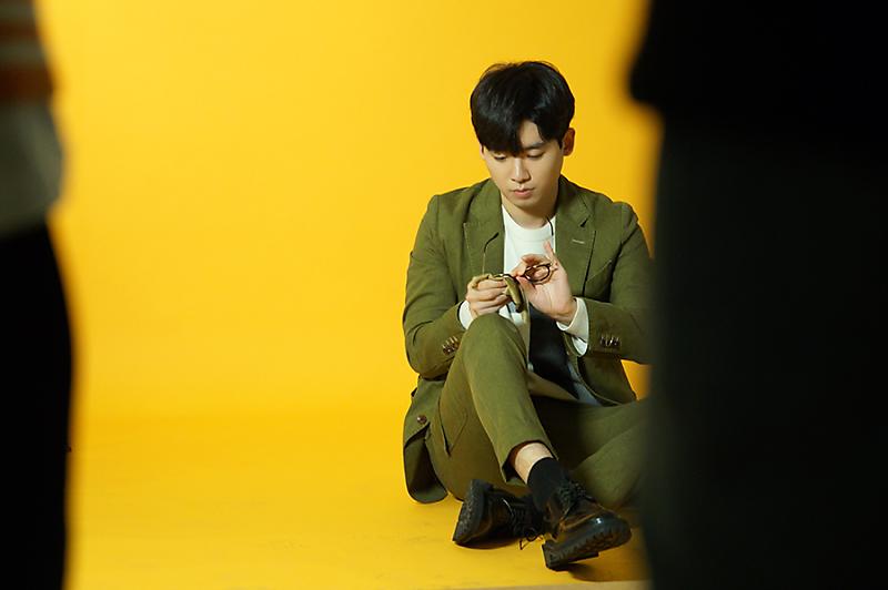 CHC1224's tweet photo. 유유매거진 비하인드.. https://t.co/2jyvIOcBmu