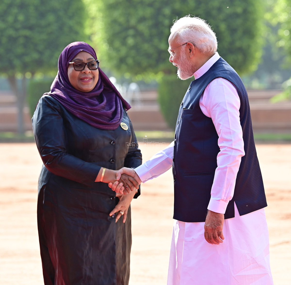 ikulumawasliano's tweet photo. Rais wa Jamhuri ya Muungano wa Tanzania Mhe. Samia Suluhu Hassan akisalimiana na Waziri Mkuu wa India Mhe. Narendra Modi mara baada ya kuwasili Ikulu ya India (Rashtrapati Bhawan) New Delhi nchini humo tarehe 09 Oktoba, 2023. https://t.co/v018GKTqfz