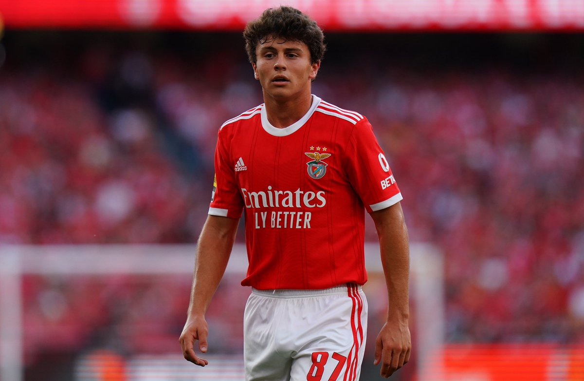 mufcMPB's tweet photo. 🚨🇵🇹 NEW: 19-year-old Benfica midfielder João Neves has recently impressed the scouts of Manchester United and Manchester City. #MUFC [@SeanDZWalsh, @GraemeBailey] https://t.co/Ytl8KfXQ1Z