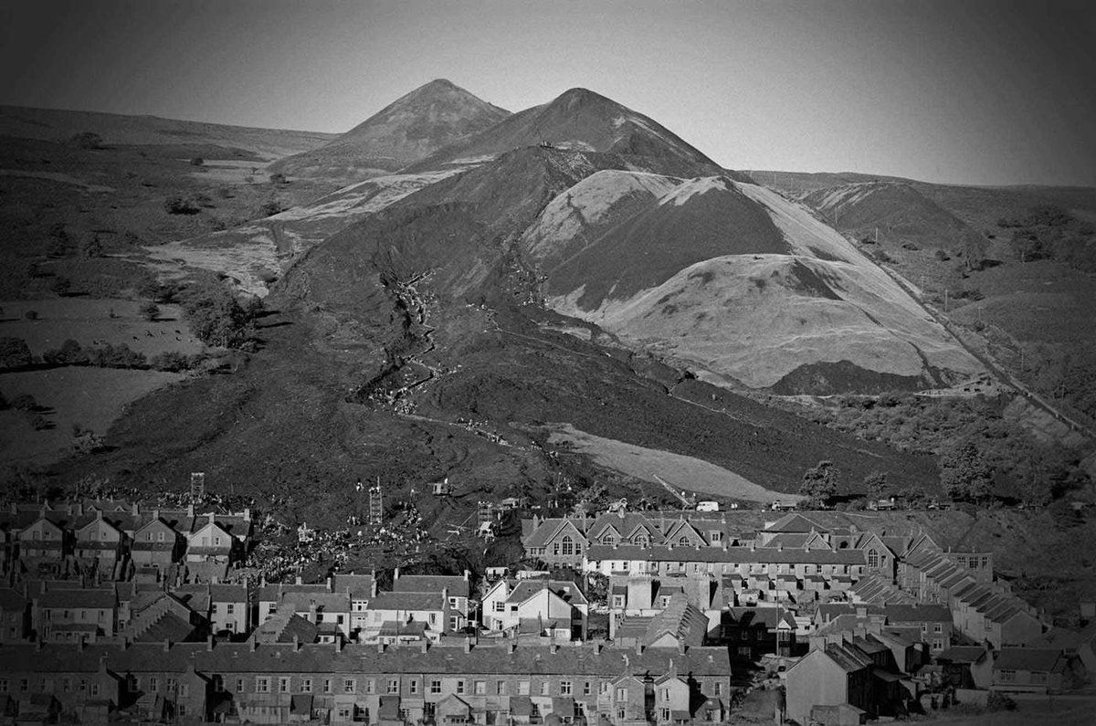 Cofiwch Aberfan/ Remember Aberfan. 57 years ago, at 9.15am on the morning of October 21, 1966, a spoil tip collapsed onto the Welsh village of Aberfan killing 116 children and 28 adults. Never forget one of the darkest days in Wales's history. #Aberfan #Wales #Cymru 🏴󠁧󠁢󠁷󠁬󠁳󠁿