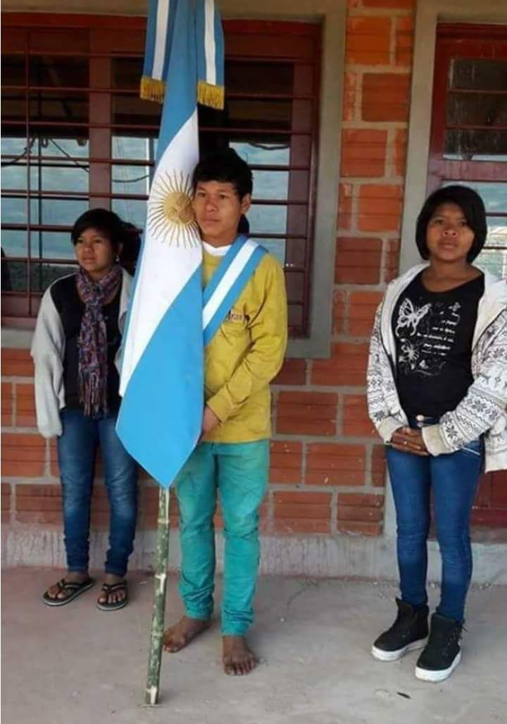 ImpuestosyE's tweet photo. Seríamos un gran país si en vez de estar exibiendo fotos de yates y regalos caros, mostrásemos de manera viralizada que un chico argentino que es abanderado, está descalzo portando la insignia de ntra Patria. https://t.co/WwF6pXvnal