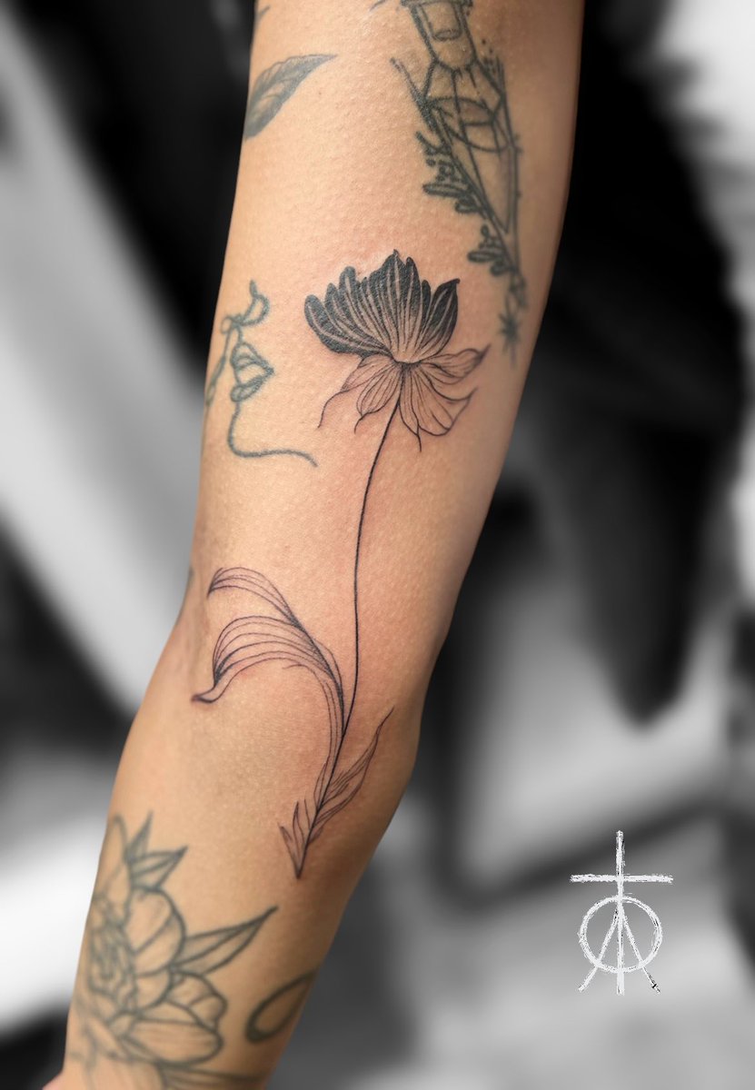 Floral Tattoo #floraltattoo #blackworktattoo #finelinetattooartist #claudiafedorovici #tattooartistsamsterdam #tempesttattooamsterdam #ascetictattoo