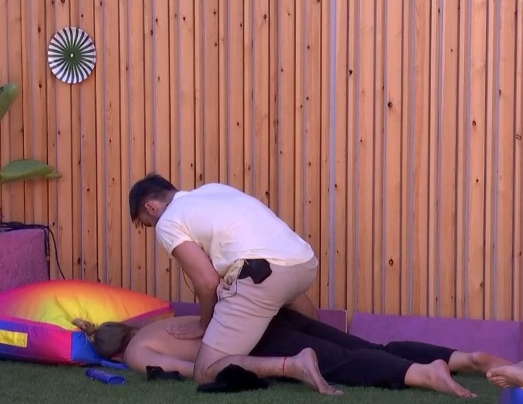 miriraira's tweet image. ¡Buenos días! Súper nerviosa por saber a qué parte del cuerpo de Susana le toca hoy masaje en este increíble GH que nos ha tocado vivir 🤩🤩🤩 #GHVIP9O #GHVIP90 #GHVIPDBT4