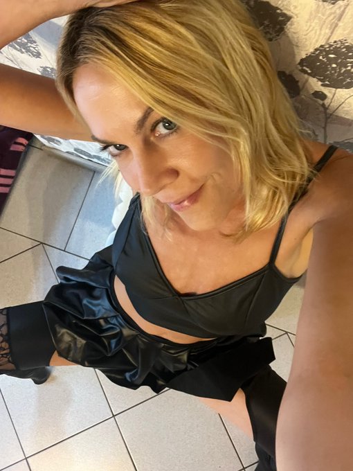 Guten Morgen 😊 wie war dein Wochenende ? Was hast du Sch&ouml;nes gemacht ? Und wie gef&auml;llt dir mein Outfit<a href="/tag/selfie"class="tags"><span>#selfie</span></a><a href="/tag/blond"class="tags"><span>#blond</span></a><a href="/tag/blondehair"class="tags"><span>#blondehair</span></a><a href="/tag/selfienation"class="tags"><span>#selfienation</span></a><a href="/tag/selfietime"class="tags"><span>#selfietime</span></a>