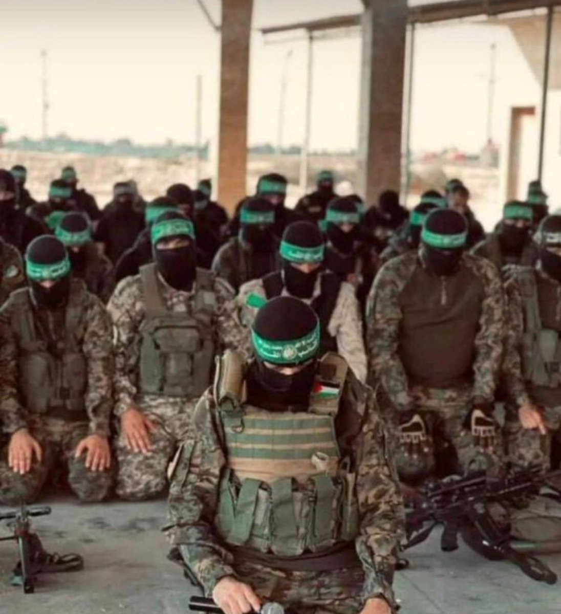 "نسبح بالصلاة وبالبنادق" 
وبسم الله نرمي كل فاسق

خُـــلقنا للـــحروبِ كما ترانا
ولم نخلقْ لنلهو في الفنادق

بسيفِ الله نقصمُ كل باغي
ونــــنحرُ كل محتلٍ وناعق

أتيناكم بتكتيكاتِ حربٍ
حفرنها لنُحرقكم خنادق

وإن عدتم فقد عدنا بأقوى
نُعِدُّ البأس نُرسله صواعق

#عملية_طوفان_الأقصي