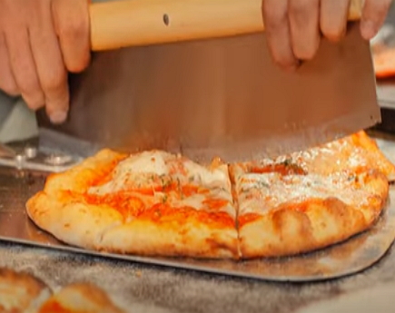 "Prioriteiten zijn als je favoriete pizza toppings!" 🍕
Weet je nog die ene keer dat je drie verschillende pizza's bestelde? Het werd een chaos! Dus, identificeer de belangrijkste taken zoals je favoriete pepperoni en focus daarop. Andere taken de ananas van je agenda, optioneel!